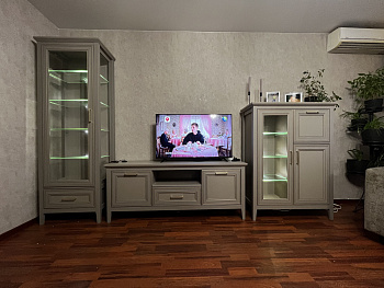 Тумба-витрина с подсветкой Classic глиняный серый KOM1W1D1B